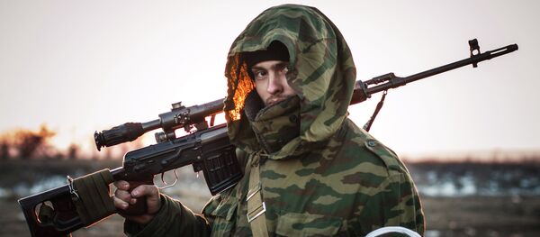 Ополченец Донецкой народной республики (ДНР) в поселке Логвиново на Донбассе - Sputnik Mundo