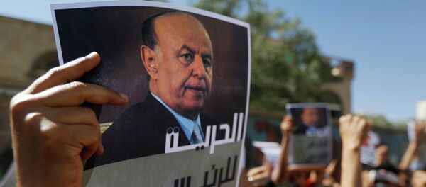 A protester holds up a poster of Yemen's former president Abd-Rabbu Mansour Hadi during an anti-Houthi demonstration in Sanaa February 21, 2015. - Sputnik Mundo