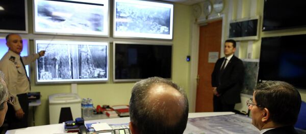Turkish Prime Minister Ahmet Davutoglu (R) receives an update on the operation Shah Euphrates, February 22, 2015 - Sputnik Mundo