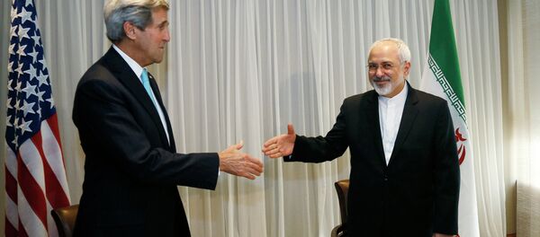 U.S. Secretary of State John Kerry, left, shakes hands with Iranian Foreign Minister Mohammad Javad Zarif - Sputnik Mundo