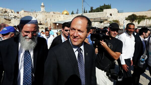 Jerusalem Mayor Nir Barkat (C) walks after praying at the Western Wall in Jerusalem's Old City - Sputnik Mundo