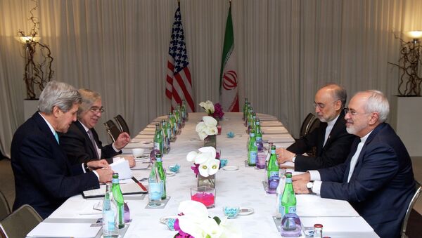 U.S. Secretary of State John Kerry and U.S Energy Secretary Dr. Ernest Moniz sit across from Iranian Foreign Minister Javad Zarif and Dr. Ali Akbar Salehi, the Vice President of Iran for Atomic Energy and President of the Atomic Energy Organization of Iran - Sputnik Mundo