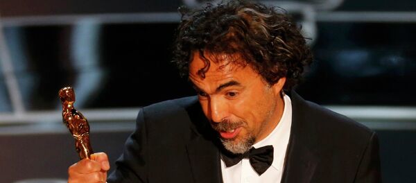Director Alejandro Inarritu accepts the Oscar for Best Director for his film Birdman Director Alejandro Inarritu accepts the Oscar for Best Director for his film Birdman - Sputnik Mundo