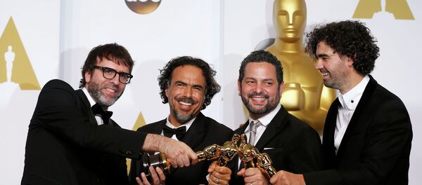 Nicolas Giacobone, Alejandro G. Iñárritu, Alexander Dinelaris Jr. y Armando Bo en la ceremonia de los Oscar Nicolas Giacobone, Alejandro G. Iñárritu, Alexander Dinelaris Jr. y Armando Bo en la ceremonia de los Oscar - Sputnik Mundo
