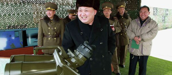 North Korean leader Kim Jong Un (C) guides artillery fire and landing exercises in this undated photo released by North Korea's Korean Central News Agency (KCNA) in Pyongyang February 21, 2015. - Sputnik Mundo