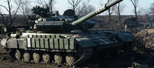 Разбитая военная техника в разрушенном укрепрайоне украинских силовиков на окраине города Дебальцево - Sputnik Mundo
