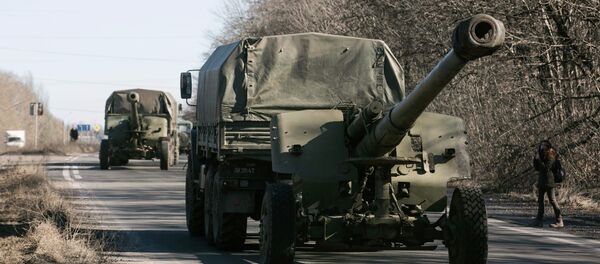 Trucks of the separatist self-proclaimed Donetsk People's Republic army towing mobile artillery cannons, are seen as they pull back from Donetsk, February 24, 2015 - Sputnik Mundo