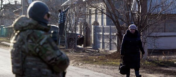 Ukrainian armed forces seen in the foreground, in the settlement of Velyka Novosilka, Donetsk region, February 24, 2015 - Sputnik Mundo