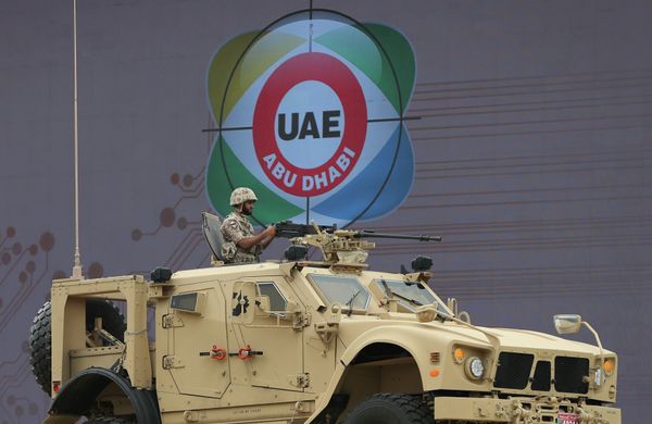 Salón IDEX 2015, grandioso espectáculo militar en Abu Dabi - Sputnik Mundo