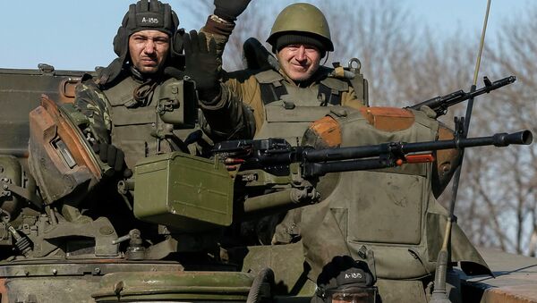 Members of the Ukrainian armed forces ride an armoured personnel carrier near Artemivsk, eastern Ukraine, February 22, 2015 - Sputnik Mundo