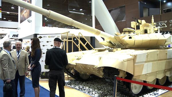 Un nuevo Kalashnikov y equipo del soldado de futuro Rátnik en la feria IDEX 2015 - Sputnik Mundo