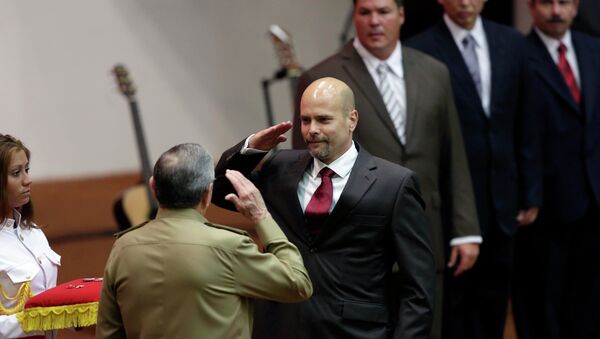 Cuba's President Raul Castro (front) salutes to Gerardo Hernandez (C) , one of the so-called Cuban Five during a ceremony in Havana February 24, 2015. - Sputnik Mundo