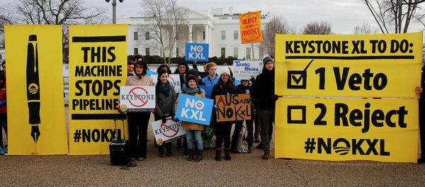 Veto supporters rally in front of the White House on the same day U.S. President Barack Obama vetoed a Republican bill approving the Keystone XL oil pipeline from Canada Veto supporters rally in front of the White House on the same day U.S. President Barack Obama vetoed a Republican bill approving the Keystone XL oil pipeline from Canada - Sputnik Mundo