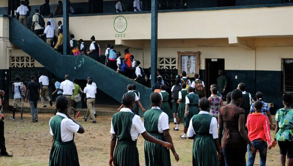 Liberian children flocked back to school as classrooms opened for the first time after a six-month hiatus designed to stem the spread of the worst Ebola - Sputnik Mundo