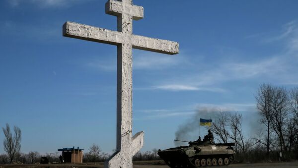 A member of the Ukrainian armed forces rides a military vehicle near Artemivsk, eastern Ukraine, February 25, 2015 - Sputnik Mundo