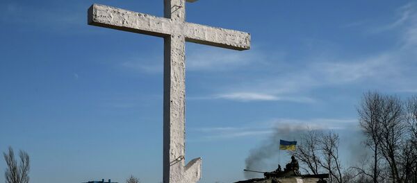 A member of the Ukrainian armed forces rides a military vehicle near Artemivsk, eastern Ukraine, February 25, 2015 A member of the Ukrainian armed forces rides a military vehicle near Artemivsk, eastern Ukraine, February 25, 2015 - Sputnik Mundo