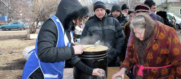 Distribución de comida en Debaltsevo - Sputnik Mundo