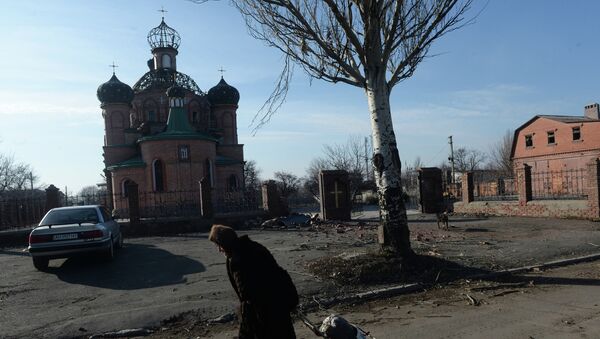 Женщина везет тележку с углем в поселке Октябрьский рядом с аэропортом города Донецка - Sputnik Mundo