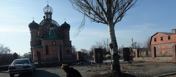 Женщина везет тележку с углем в поселке Октябрьский рядом с аэропортом города Донецка Женщина везет тележку с углем в поселке Октябрьский рядом с аэропортом города Донецка - Sputnik Mundo
