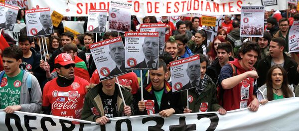 Students shout slogans during a protest on the final day of a two-day nationwide student strike against a new education law, in Madrid February 26, 2015 - Sputnik Mundo