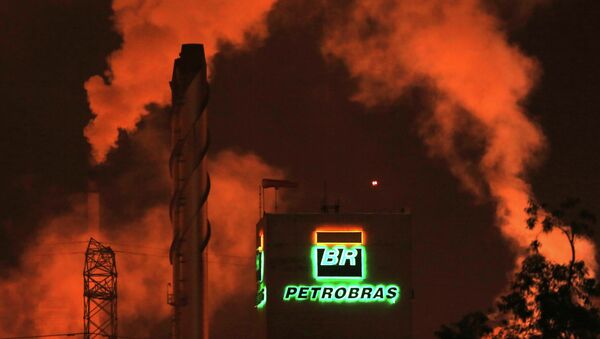 The Petrobras logo is seen at a refinery in Cubatao February 24, 2015.  - Sputnik Mundo