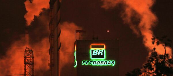 The Petrobras logo is seen at a refinery in Cubatao February 24, 2015.  - Sputnik Mundo