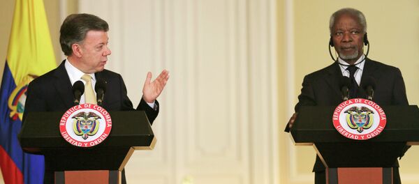 Juan Manuel Santos, presidente de Colombia, y Kofi Annan, ex secretario general de la ONU en Bogotá - Sputnik Mundo