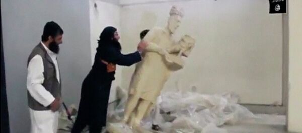 Militantes del EI destruyen estatuas en el museo Ninawa, en Mosul. Febrero de 2015 - Sputnik Mundo