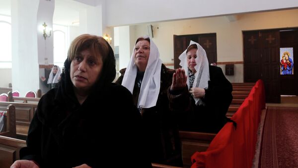 Jordanian Christians pray on February 4, 2015 in the capital Amman, during a mass for Jordanian pilot Maaz al-Kassasbeh, who was burnt alive by Islamic State (IS) group militants after they captured him when his jet crashed in northern Syria in December. - Sputnik Mundo