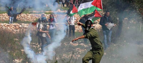 A Palestinian protester against Jewish settlements in the West Bank village of Bilin, near Ramallah February 27, 2015 - Sputnik Mundo