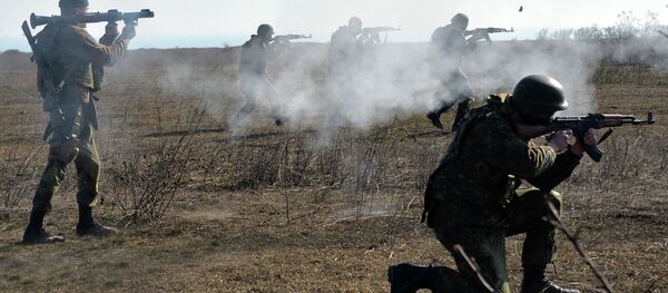 Fighters of Ukrainian volonteer Azov battalion take part in military exercises not far southeastern Ukrainian city of Mariupol, on February 27, 2015 - Sputnik Mundo