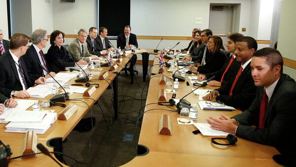 U.S. Assistant Secretary of State for Western Hemisphere Affairs Roberta Jacobson (3rdL), head of the U.S. delegation; and Josefina Vidal (4thR), director general of the U.S. Division of the Ministry of Foreign Affairs and head of the Cuban delegation, meet with their delegations at the State Department in Washington February 27, 2015 - Sputnik Mundo