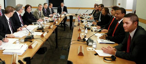 U.S. Assistant Secretary of State for Western Hemisphere Affairs Roberta Jacobson (3rdL), head of the U.S. delegation; and Josefina Vidal (4thR), director general of the U.S. Division of the Ministry of Foreign Affairs and head of the Cuban delegation, meet with their delegations at the State Department in Washington February 27, 2015 - Sputnik Mundo