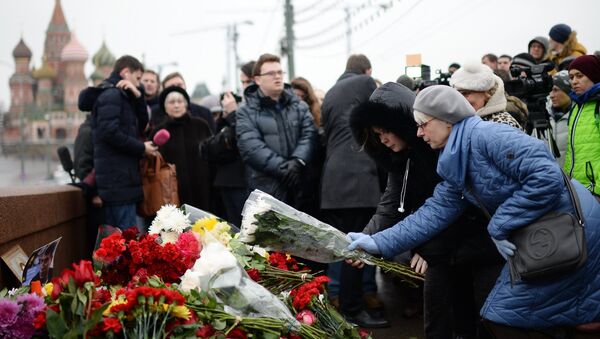 Moscovitas depositan flores en el lugar del asesinato de Borís Nemtsov - Sputnik Mundo