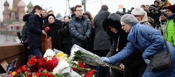 Moscovitas depositan flores en el lugar del asesinato de Borís Nemtsov Moscovitas depositan flores en el lugar del asesinato de Borís Nemtsov - Sputnik Mundo