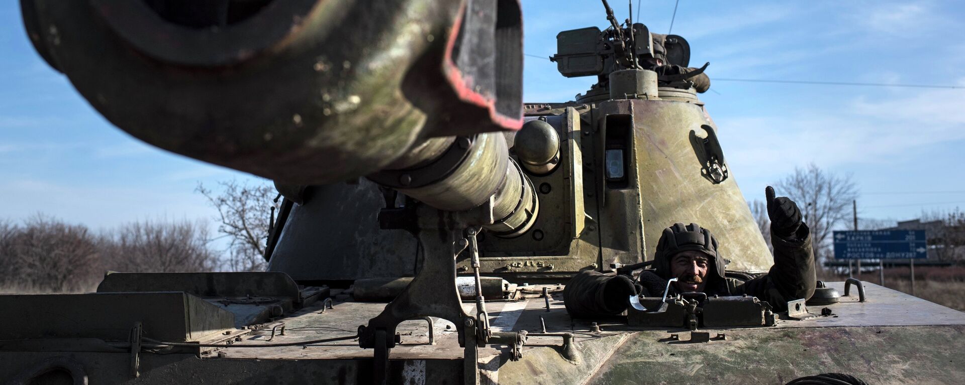 A Ukrainian soldier smiles riding on a self-propelled artillery piece near Artemivsk, eastern Ukraine, Monday, Feb. 23, 2015 - Sputnik Mundo, 1920, 11.05.2022