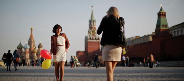 Chicas hacen fotos en la Plaza Roja de Moscú - Sputnik Mundo