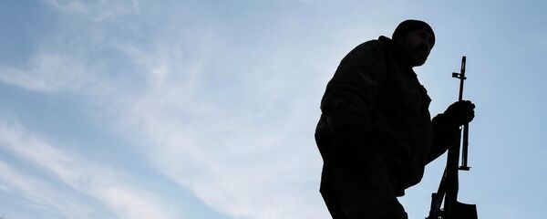 Soldado ucraniano en el este de Ucrania Soldado ucraniano en el este de Ucrania - Sputnik Mundo