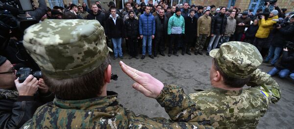 Призывники в украинскую армию на одном из призывных пунктов в Киеве. - Sputnik Mundo