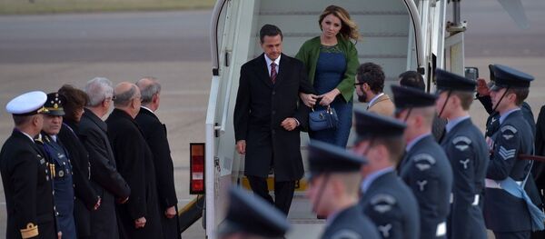 Presidente de México Enrique Peña Nieto y su esposa Angélica Rivera - Sputnik Mundo