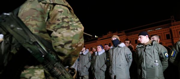 Volunteers line up to take an oath of the ranks of special battalion Azov, in Kiev, Ukraine, Saturday, Jan. 3, 2015 - Sputnik Mundo