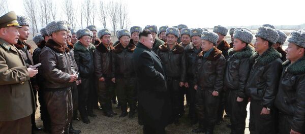 Kim Jong-un con los militares de la Fuerza Aérea de Corea del Norte Kim Jong-un con los militares de la Fuerza Aérea de Corea del Norte - Sputnik Mundo