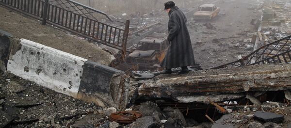 Vivir en medio de las ruinas en Donbás - Sputnik Mundo