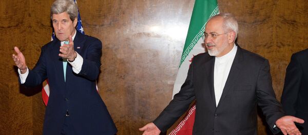 John Kerry, secretario de Estado de EEUU, con su homólogo iraní,  Mohammad Javad Zarif - Sputnik Mundo