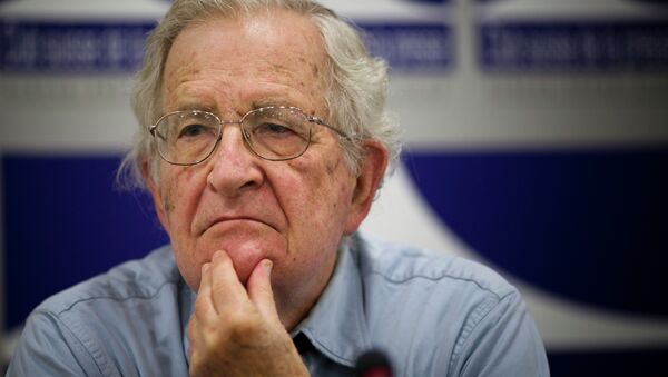 Noam Chomsky - Sputnik Mundo