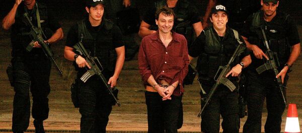 Italian leftist activist Cesare Battisti is escorted by Brazilian Federal Police officers - Sputnik Mundo