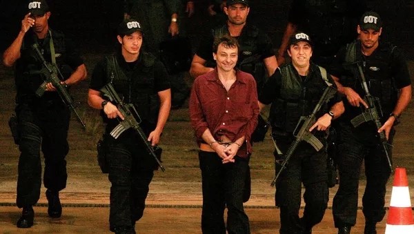 Italian leftist activist Cesare Battisti is escorted by Brazilian Federal Police officers - Sputnik Mundo