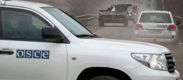 Vehicles of Special Monitoring Mission of the Organization for Security and Cooperation (OSCE) to Ukraine are seen near Debaltseve, eastern Ukraine, February 20, 2015. - Sputnik Mundo