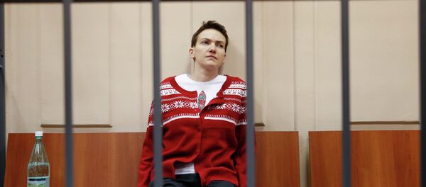 Ukrainian military pilot Nadezhda Savchenko sits inside a defendants' cage as she attends a court hearing in Moscow March 4, 2015. - Sputnik Mundo