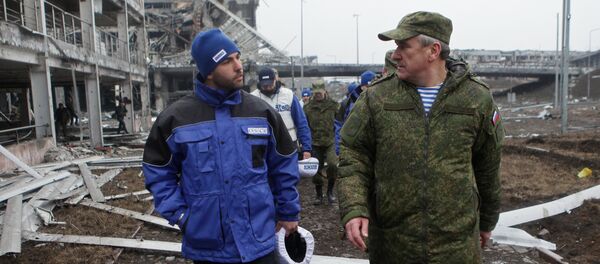Глава миссии ОБСЕ Александр Хуг (слева) и представитель России посетили аэропорт Донецка - Sputnik Mundo